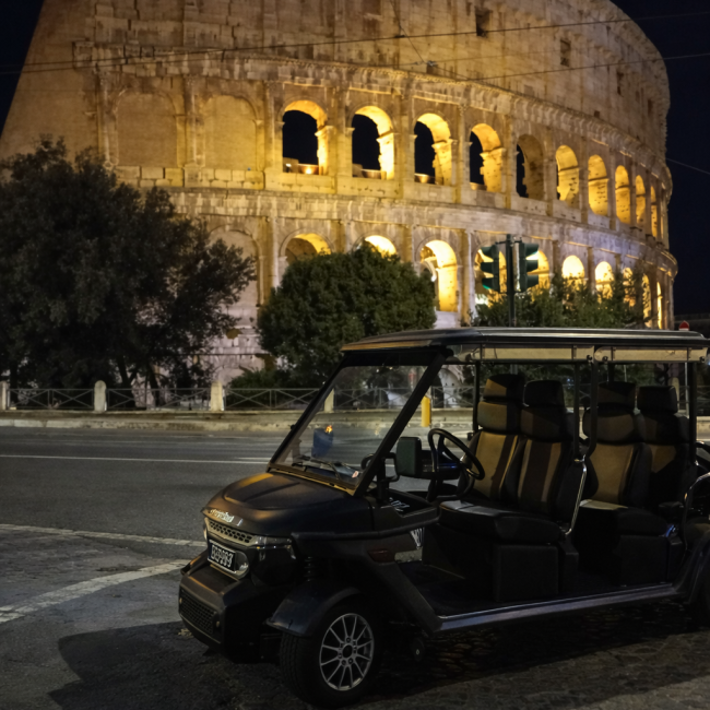 Golf cart davanti al Colosseo di notte