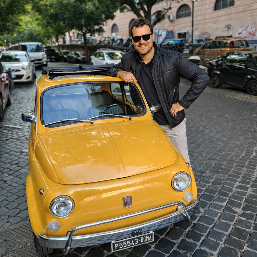 Uomo e Fiat 500 a Roma